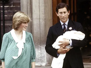 Pangeran Charles dari Inggris dan istri Putri Diana membawa pulang putra mereka yang baru lahir, Pangeran William. (Foto: AP/John Redman, File)