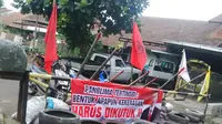 Gara-gara blokade jalan menggunakan bambu runcing dan kawat berduri, aktivitas siswa SD Negeri Sukarasa Bandung sempat terganggu. (Liputan6.com/Aditya Prakasa)