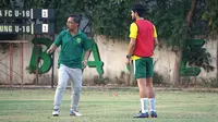 Aryn Williams dalam sesi latihan bersama pelatih Persebaya Surabaya, Aji Santoso. (Bola.com/Aditya Wany)