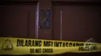 Pintu kamar kos tempat terbunuhnya Deudeuh Alfisahrin telah diberi garis polisi, Jakarta, Rabu (15/4/2015). Rumah kos Boarding House di kawasan Tebet tampak sepi pasca terbunuhnya Deudeuh. (Liputan6.com/Faizal Fanani)