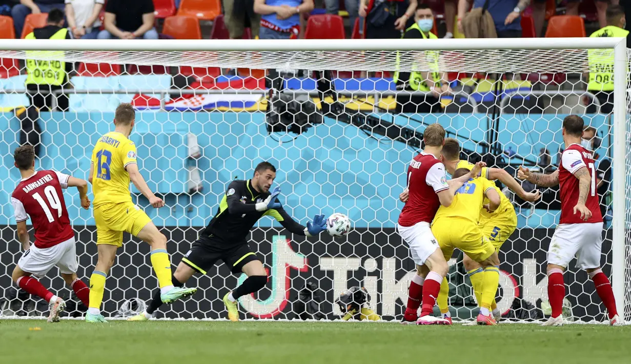 Austria patut berterima kasih pada Christoph Baumgartner yang berhasil mencetak gol satu-satunya pada menit ke-21 dengan memanfaatkan asis dari David Alaba. Keunggulan tersebut bertahan sampai wasit meniupkan peluit panjang. (Foto: AP/Pool/Marko Djurica)