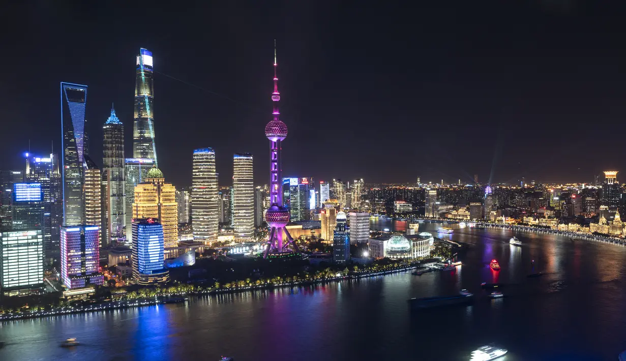 Pertunjukan cahaya di kawasan Lujiazui, Shanghai, China timur (4/11/2020). Sebuah pertunjukan cahaya bertema gelaran Pameran Impor Internasional China (China International Import Expo/CIIE) digelar di Lujiazui pada Rabu (4/11). (Xinhua/Zhang Haofu)
