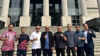 Mantan penyidik senior Komisi Pemberantasan Korupsi (KPK) Novel Baswedan bersama IM57+Institut mengajukan uji materi atau judicial review (JR) perihal minimum batas umur pimpinan KPK ke Mahkamah Konstitusi (MK), Jakarta, Selasa (28/5/2024). (Merdeka.com/Rahmat Baihaqi)