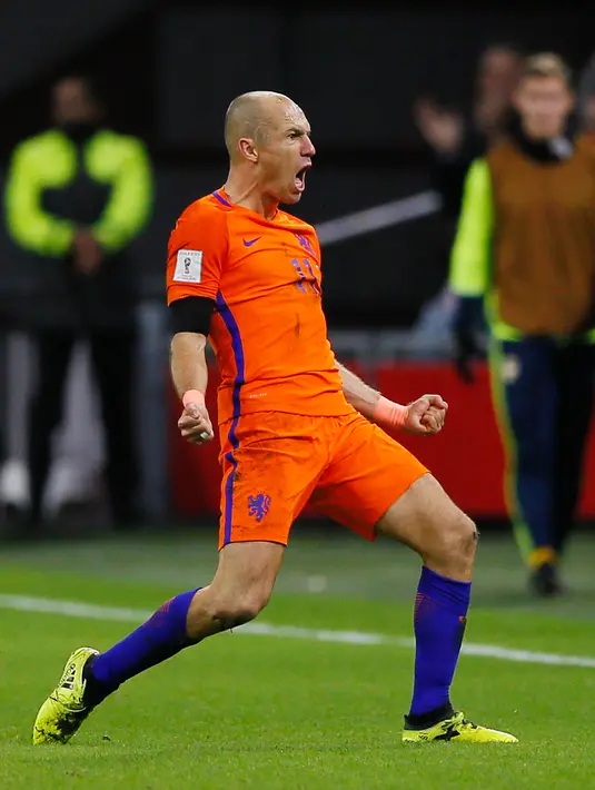 Arjen Robben melakukan selebrasi usai mencetak gol ke duanya ke gawang Swedia pada kualifikasi Piala Dunia 2018 di stadion Arena, Amsterdam (10/10). Usai pertandingan Robben menyatakan pensiun dari timnas Belanda. (AP Photo/Peter Dejong)