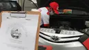 Peserta menjalani tes perbaikan mobil dalam  kontes mekanik di Sunter, Jakarta Utara, Sabtu(12/1). Kontes ini mencari mekanik terbaik dalam hal teori, praktik engine dan praktik perbaikan kendaraan. (Liputan6.com/HO/Eko)