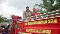 Wakil Bupati Kukar, Rendi Solihin saat mengecek kondisi armada pemadam kebakaran milik Dinas Pemadam Kebakaran Kukar.