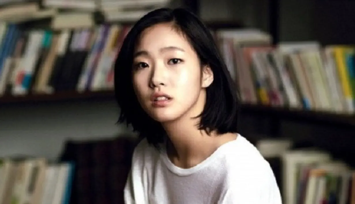 Meskipun bukan seorang penyanyi, Kim Go Eun dipercaya untuk mengisi salah satu soundtrack drama Goblin. (Foto: Soompi.com)