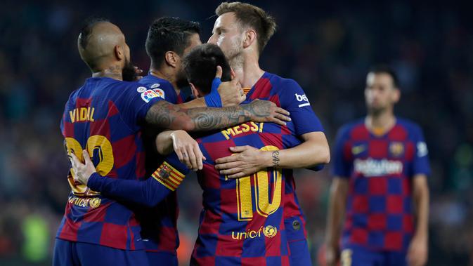 Megabintang Barcelona, Lionel Messi berselebrasi dengan rekan setimnya setelah mencetak gol ke gawang Real Valladolid dalam pertandingan pekan ke-11 La Liga di Camp Nou, Selasa (29/10/2019). Barcelonamenutup laga dengan kemenangan 5-1 lewat gol tambahan dari Lionel Messi dan Luis Suarez. (AP/Joan M