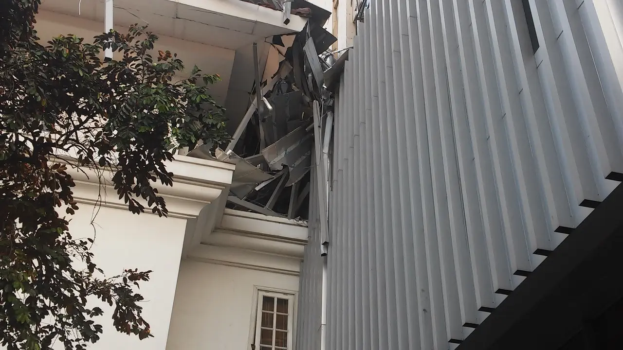 Lapisan Gedung Balikota Jatuh dari Lantai 22 Menimpa Kantor Ahok