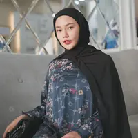 Dara Arafah belakangan ini selalu konsisten memakai hijab. Gaya penampilannya pakai hijab ini sukses membuat selebgram hits ini kian cantik. Hijab hitam menyempurnakan penampilan Dara Arafah yang dipuji netizen semakin memesona. (Liputan6.com/IG/@daraarafah)