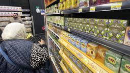 Barang dihargai dalam dolar AS di supermarket di Beirut, Rabu (1/3/2023). Langkah baru ini juga akan memaksa supermarket untuk menampilkan kurs ke dolar di mana barang dihargai, sebuah langkah yang secara teori akan memudahkan pelanggan untuk mengetahui nilai sebenarnya dari barang yang mereka beli. (AP Photo/Hussein Malla)