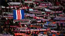 Suporter PSG merayakan kemenangan atas Basel dalam laga lanjutan Grup A Liga Champions di Stadion Parc Des Princes, Paris, Kamis (20/10/2016) dini hari WIB. (AFP/Franck Fife)