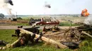 Sejumlah aktor beradegan perang menggunakan atribut lengkap tentara saat pertunjukan rekonstruksi pertempuran Perang Dunia II, di Memorial "Stalin Line", dekat Desa Goroshki, Belarusia, (10/9). (Reuters/Vasily Fedosenko)