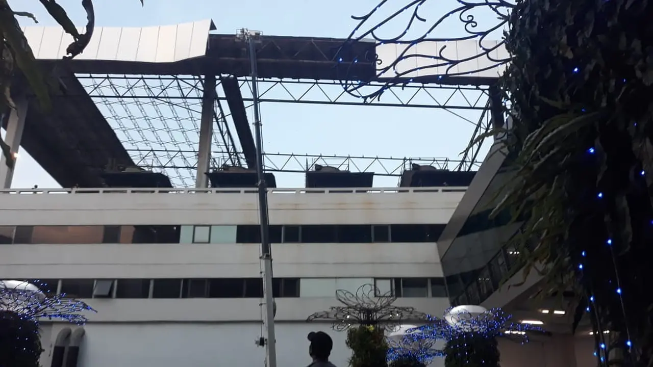 Atap di sisi gedung parkir domestik Terminal 3 Bandara Internasional Soekarno Hatta, terlepas