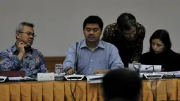 Arif Budiman (kiri) dan Juri Ardianto (kedua kiri) saat menghadiri uji publik tentang peraturan KPU di gedung KPU, Jakarta, Rabu, (18/3/2015). (Liputan6.com/Johan Tallo)