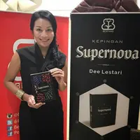 Dee Lestari memulai debut sebagai penulis dan sastrawan pada 2001 ketika merilis buku pertama seri Supernova, Kesatria, Putri dan Bintang Jatuh.