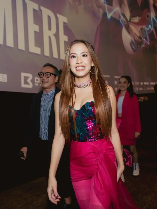 Ia mengenakan bustier sequin camouflage dipadukan dengan legging dan kain pink [@zaraadhsty]