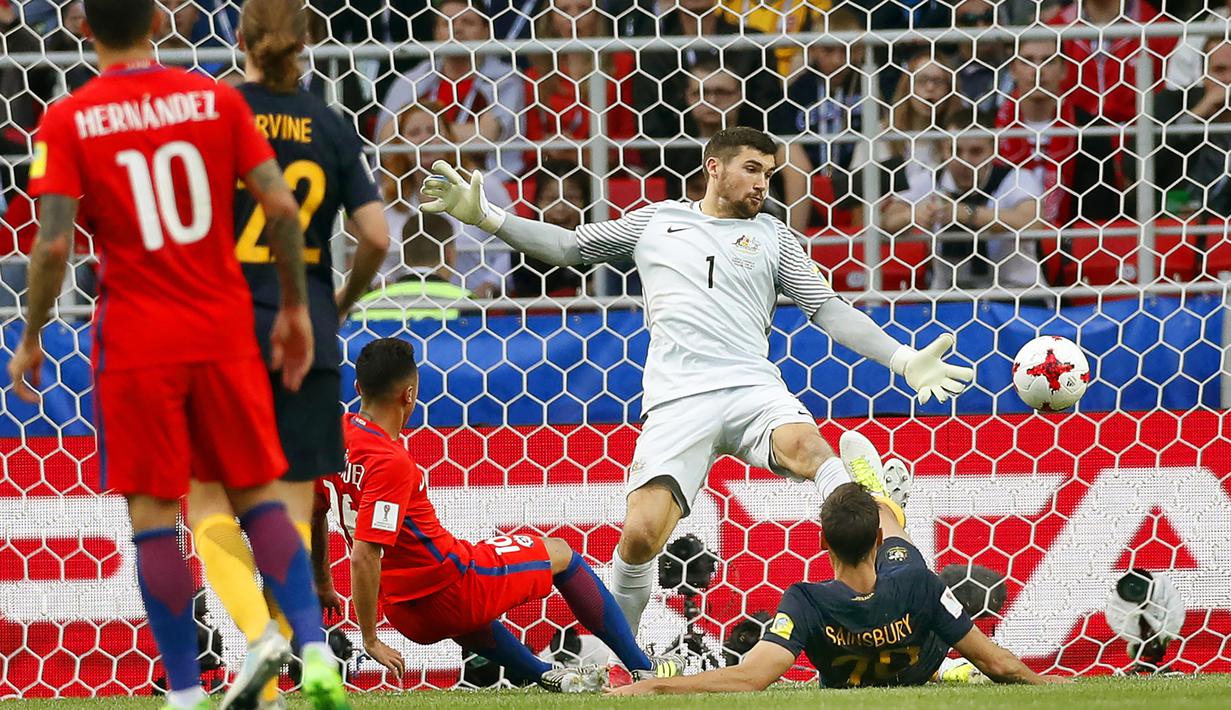 Striker Cile, Martin Rodriguez, mencetak gol ke gawang Australia pada laga Grup B Piala Konfederasi 2017 di Arena Otkrytiye, Moskow, Minggu (25/6/2017). Cile bermain imbang 1-1 dengan Australia. (EPA/Sergei Ilnitsky)