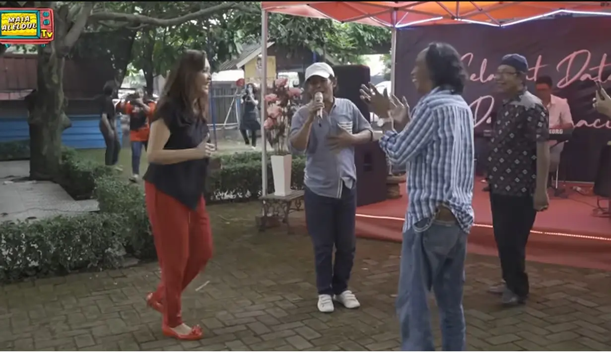 Untuk menghibur pengunjung, Mandra menyediakan hiburan musik langsung. Tampak, Maia Estianty yang mengunjungi rumah Mandra berjoged dangdut. [Youtube/MAIA ALELDUL TV]