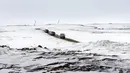 Sistem rudal antikapal Bastion bergerak dari posisi di Pulau Alexandra Land dekat Nagurskoye, Rusia, Senin (17/5/2021). Pangkalan militer paling utara Rusia ini memproyeksikan kekuatan dan pengaruh Moskow di seluruh Kutub Utara. (AP Photo/Alexander Zemlianichenko)