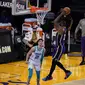 Pebasket Los Angeles Lakers, LeBron James, melakukan dunk di depan pemain Charlotte Hornets, LaMelo Ball. (AP/Marcio Jose Sanchez).