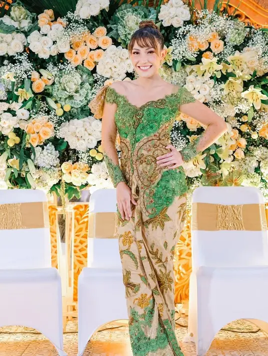 Dengan detail full payet, Ayu Dewi tampil elegan dan mewah dalam balutan kebaya modern bernuansa hijau-coklat. Kebaya modern yang dikenakan wanita kelahiran 1984 ini cocok untuk dibuat kondangan.(Liputan6.com/IG/@mrsayudewi)