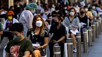 Pekerja perhotelan dan pariwisata mengantre untuk tes virus corona COVID-19 di Jalan Khao San, Bangkok, Thailand, Kamis (6/1/2022). (Jack TAYLOR/AFP)