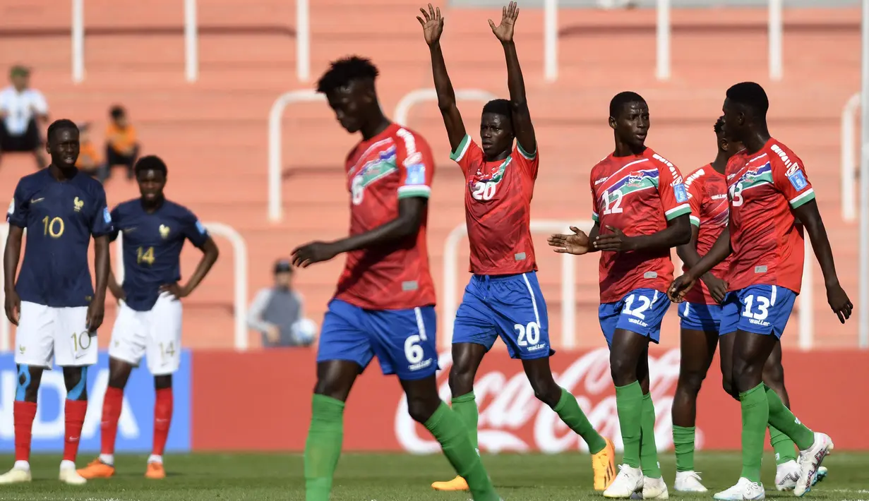Pemain Gambia U-20 melakukan selebrasi setelah pemain Prancis U-20, Tanguy Zoukrou mencetak gol bunuh diri pada laga lanjutan Grup F Piala Dunia U-20 2023 di Stadion Malvinas, Argentina, Jumat (26/05/2023) WIB. Laga berakhir dengan skor 2-1 untuk kemenangan Gambia. (AFP/Andres Larrovere)
