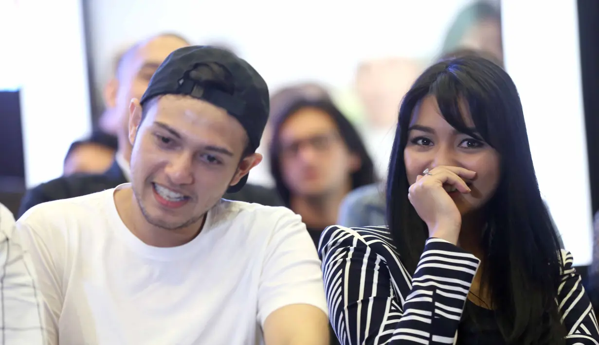 Ya, pesinetron cantik yang biasa main sebagai gadis cantik yang religius itu kini berubah menjadi penyanyi dangdut. Ia keliling kampung. Bergoyang untuk menghibur masyarakat, sambil mencari uang saweran. (Nurwahyunan/Bintang.com)