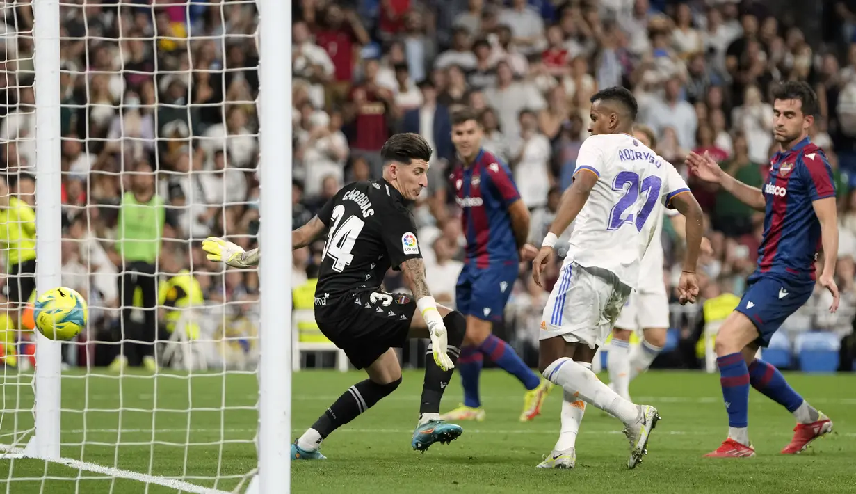 Pemain Real Madrid Rodrygo mencetak gol ke gawang Levante pada pertandingan sepak bola La Liga Spanyol di Stadion Santiago Bernabeu, Madrid, 12 Mei 2022. Real Madrid menang 6-0. (AP Photo/Manu Fernandez)