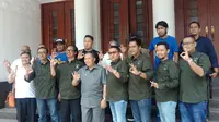 Sejumlah pengurus Viking Persib Club berfoto dengan Wali Kota Bandung Oded M. Danial setelah menggelar audiensi di Balai Kota Bandung, Selasa (21/1/2020). (Liputan6.com/Huyogo Simbolon)