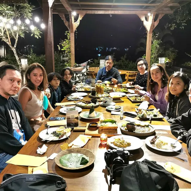 6 Gaya Liburan Akhir Tahun BCL di Magelang, Bersama Keluarga Besar