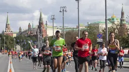 Para pelari berkompetisi dalam Moscow Half Marathon di Moskow, Rusia (2/8/2020). Perlombaan 21,1 km telah ditunda sejak Mei, ketika ibu kota Rusia dikunci karena coronavirus baru. (Xinhua/Alexander Zemlianichenko Jr)