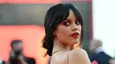 <p>Jenna mengenakan riasan wajah sempurna yang terdiri dari smokey eye berwarna ungu dan sapuan lipstik merah. (Alberto PIZZOLI / AFP)</p>