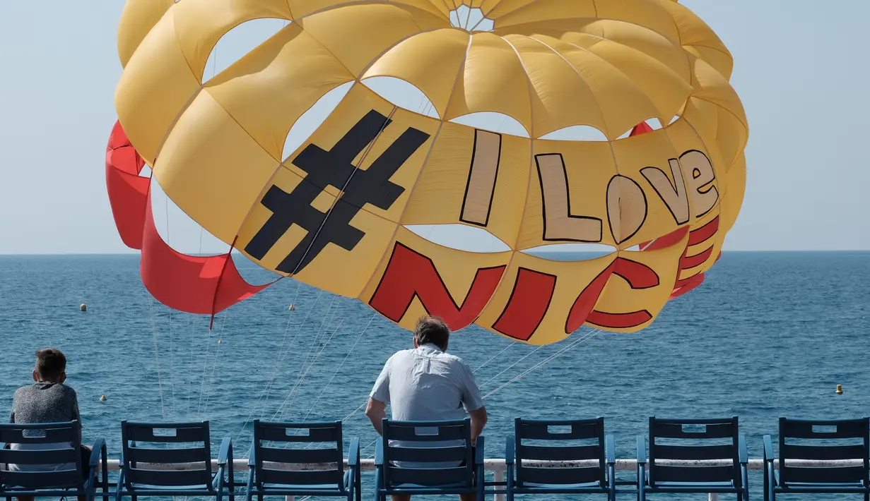 Orang-orang menikmati suasana di sebuah pantai yang ada di Nice, Prancis selatan, pada Rabu (22/7/2020). Banyak pengunjung memadati Nice selama liburan musim panas di tengah pandemi COVID-19. (Xinhua/Serge Haouzi)