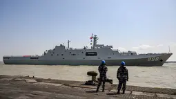 Personel TNI Angkatan Laut  mengamati kapal Angkatan Laut Tentara Pembebasan Rakyat Tiongkok (PLA) Qi Jiguang bersiap untuk berlabuh di Pelabuhan Tanjung Perak di Surabaya,  Minggu (2/8/2026). (AFP/ Juni Kriswanto)