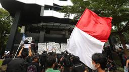 Suporter timnas Indonesia, Ultras Garuda, menggelar aksi unjuk rasa di depan Kantor PSSI, GBK Arena, Senayan, Jakarta Pusat, Jumat (14/11/2025). (Bola.com/M Iqbal Ichsan)