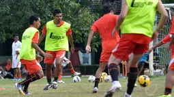  Penyerang Persija Jakarta, Bambang Pamungkas (kedua dari kiri) ikut dalam sesi latihan yang dihelat di Markas Yon Zikon 13, Jakarta (2/1/2015). (Liputan6.com/Miftahul Hayat)