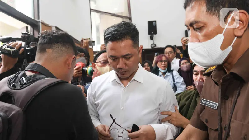 Reaksi Keluarga Usai Sidang Vonis Peraih Adhi Makayasa AKP Irfan Widyanto