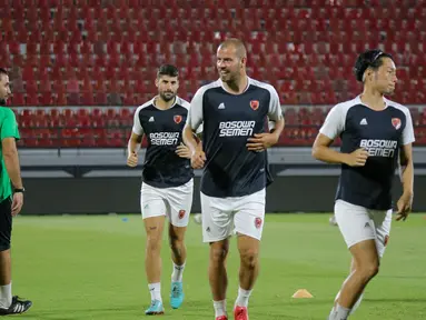 Pemain PSM Makassar, Wiljan Pluim (dua kanan) dan Kenzo Nambu (kanan), saat menjalani sesi latihan di Stadion Kapten I Wayan Dipta, Senin (5/6/2023). PSM Makassar akan menjalani leg 1 Kualifikasi Playoff Liga Champions Asia 2023/2024 melawan tuan rumah Bali United esok hari. (Bola.com/Alit Binawan)