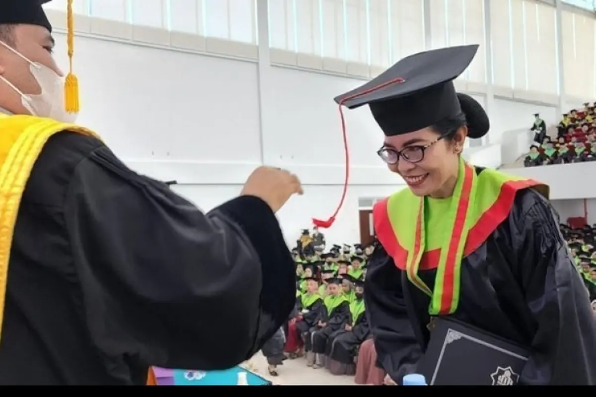 Ni Ketut Mayoni, Wisudawati beragama Hindu yang meraih gelar Magister Pendidikan Islam di UIN Mataram. (Foto: Liputan6.com/Kemenag.go.id)