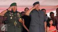Mantan Presiden Susilo Bambang Yudhoyono ( SBY) saat menghadiri sertijab di Markas Yonif Mekanis 203, Tangerang (22/8/2015). Agus resmi menjabat Komandan Batalyon Infanteri Mekanis 203. (Liputan6.com/Helmi Afandi)