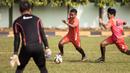 Pemain Persija, Ramdani Lestaluhu menggiring bola saat berlatih jelang Piala Presiden 2015 di Lapangan Yon Zikon 14, Jakarta, Jumat (21/8/2015). Ramdani juga siap tampil membela Persija menghadapi Piala Presiden 2015.(Bola.com/Vitalis Yogi Trisna)