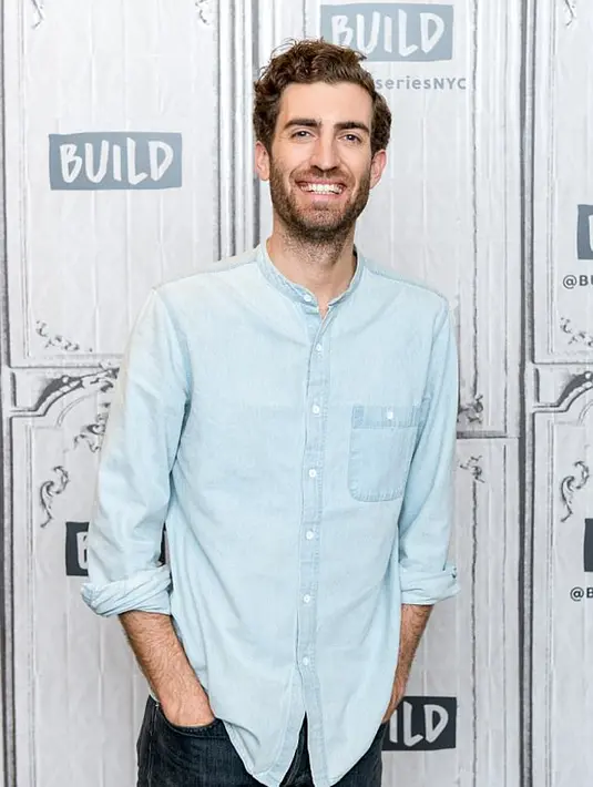 Pria bernama Dave McCary disebut sebagai pacar baru dari Emma Stone. Kabar ini tentunya menampik rumor soal Emma yang kembali pacaran dengan Andrew Garfield beberapa waktu yang lalu. (Doc. Daily Mail)