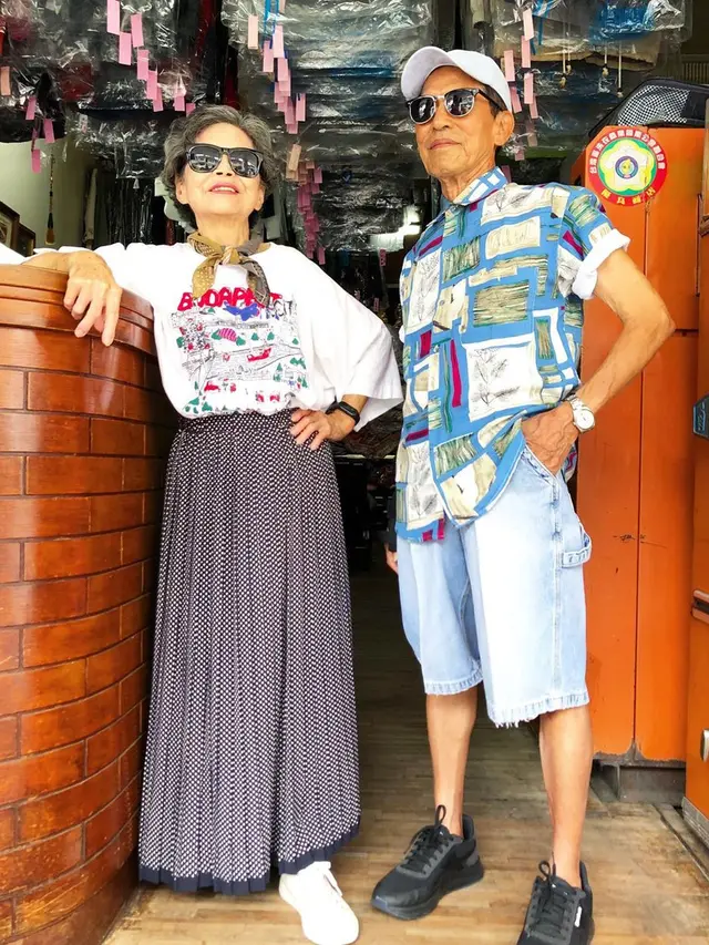 6 Gaya Suami Istri 80 Tahun Pakai Baju Bekas Laundry Ini Curi Perhatian