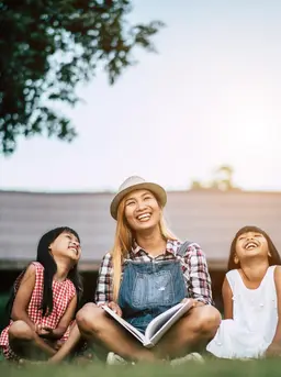 Berkebun bisa menjadi media belajar yang efektif. Orangtua dapat mengajarkan konsep sederhana seperti menunggu hasil, mengenali tanaman yang siap dipanen, hingga belajar dari kesalahan. (foto/dok: freepik)