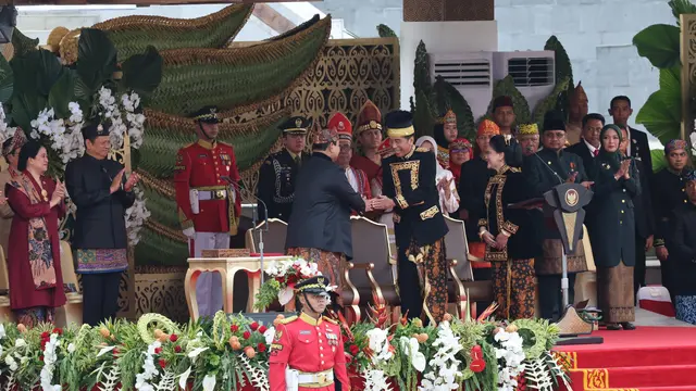 Momen Keakraban Presiden Joko Widodo (Jokowi) bersama dengan presiden terpilih 2024-2029 Prabowo Subianto saat upacara HUT ke-79 RI di IKN.