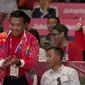 Presiden Joko Widodo mengacungkan dua jempol memberi semangat atlet wushu, Lindswell Kwok di Asian Games 2018, Jakarta, Senin (20/8). Jokowi tampil menggenakan jaket merah saat menyaksikan langsung penampilan Lindswell. (Bola.com/Vitalis Yogi Trisna)