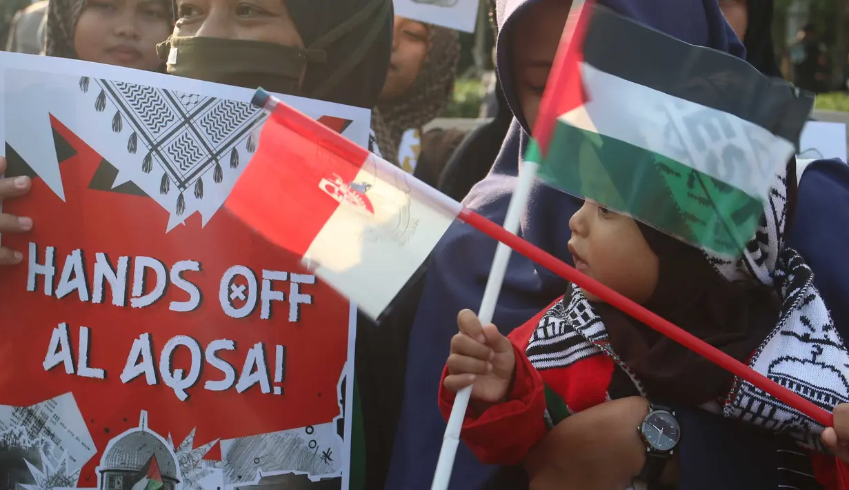Massa AQSA Working Group (AWG) menggelar Aksi Jumat Nasional di depan Kedutaan Besar Amerika Serikat di Jakarta, Jumat, 21 Agustus 2026,. (KLY/ Arie Basuki)