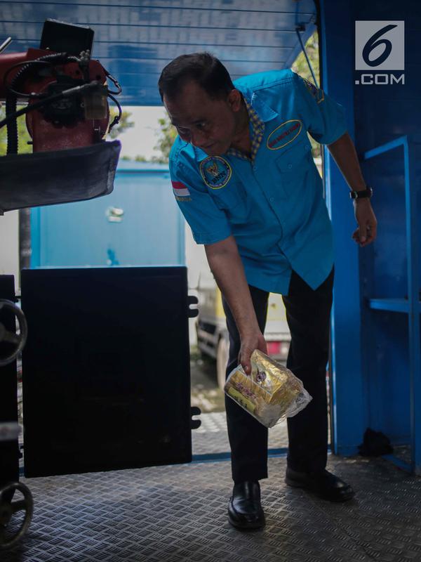 Kepala BNN Komjen Pol Heru Winarko memusnahkan barang bukti sabu di Kantor BNN, Jakarta, Jumat (10/5/2019). Sabu tersebut sitaan dari Dumai 9,8 Kg, Depok 20,9 Kg, Tarakan 1,7 Kg, Asahan 10 Kg, Batubara 60 Kg, dan Aceh Tamiang 67,1 Kg. (Liputan6.com/Faizal Fanani)